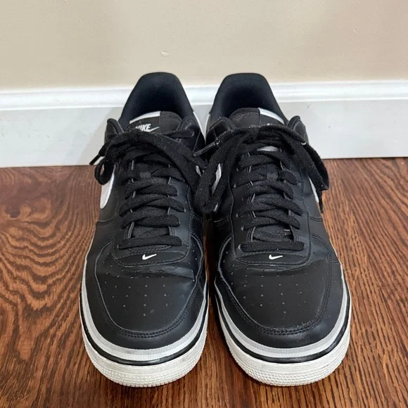 Nike Black and White Low-Top Sneakers - Picture 2 of 4